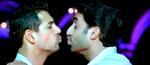 Kys. Den romantiske komedie 'Dostana' er den første Bollywood-film, hvor to mænd kysser. Siden premieren sidste år er den røget til tops på de indiske filmhitlister.  Foto fra filmen: Dharma Productions 