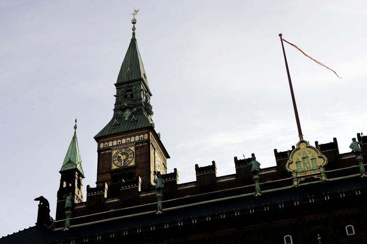 RÅDHUSET. Embedsmændene i Københavns Kommune har travlt med at finde ud af, hvad der er sket i byens vedligeholdelsesafdeling, hvor en ansat er under mistanke for korruption. Arkivfoto. 