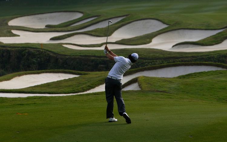 Rory McIlroy fra Irland på 15. hul ved det uofficielle VM for tomandshold. 