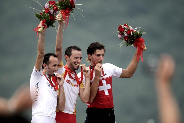 Snyd. Davide Rebellin (tv.) snød sig sidste år til en olympisk guldmedalje og 600.000 kroner. Begge dele har han nu afleveret. I midten guldvinder Samuel Sanchez og dernæst bronzevinder Fabian Cancellara. 