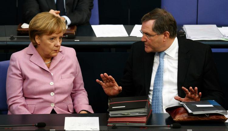 Franz Josef Jung (th.) går som Tysklands arbejdsminister efter bombe-skandale. Her er han sammen med den tyske kansler Angela Merkel. 