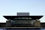 Det store slagsmål mellem Mærsk og arkitekt Henning Larsen stod om operahusets facade. Henning Larsen ønskede, at den skulle være af glas, men det var Hr. Møller meget imod. 