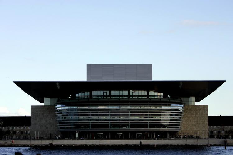 Det store slagsmål mellem Mærsk og arkitekt Henning Larsen stod om operahusets facade. Henning Larsen ønskede, at den skulle være af glas, men det var Hr. Møller meget imod. 
