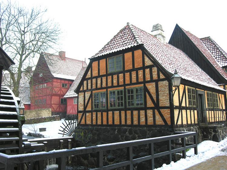 Oplev den danske juls historie gennem 30 tableauer i Den Gamle By i Århus. 