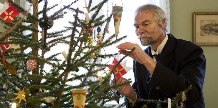 Kom i julestemning på landets mange juleudstillinger. Her er det juletræet på Frilandsmuseets Herregård i Lyngby, der bliver pyntet. 