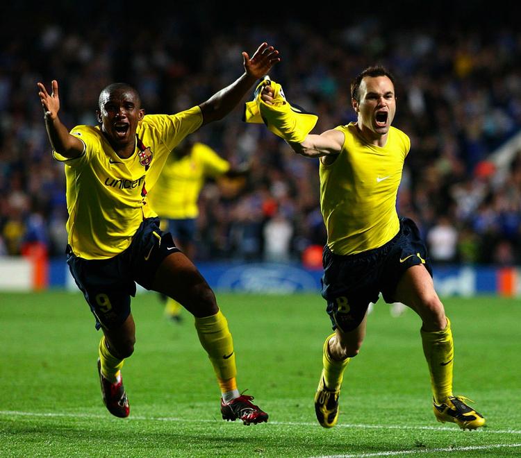 afgørende. Barcelonas Andres Iniesta (th) har netop scoret det mål, der i overtiden sikrede klubben adgang til Champions League-finalen på bekostning af Chelsea. Arkivfoto. 