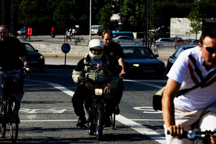 Knallertlov. Hvis man sætter aldersgrænsen for, hvornår unge kan få knallertkørekort, ned, vil flere unge komme alvorligt til skade, mener Rådet for Sikker Trafik. 
