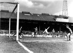 sort-hvid. Leeds United var et af de toneangivende hold, da lørdagsfodbolden indtog de danske stuer. Her scorer Peter Lorimer fra Leeds på Chelseas målmand Peter Bonetti i en kamp på Stamford Bridge i 1967. Arkivfoto. 