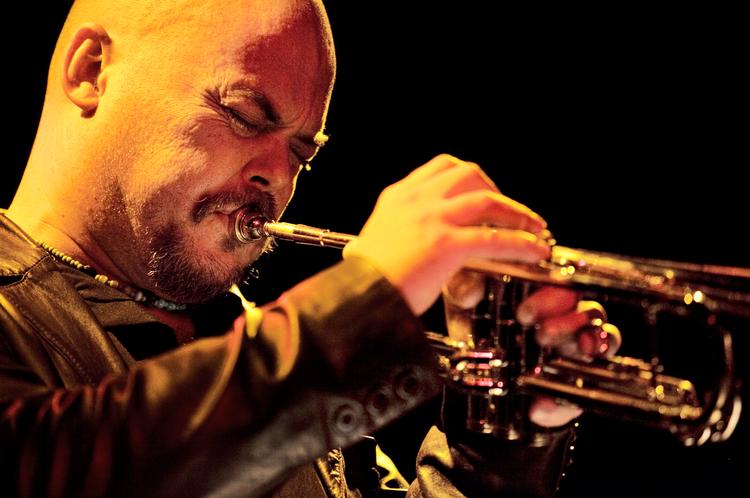 Svenske Anders Bergcrantz leverede enestående soloer på en aften, der dog tabte flyvehøjde undervejs. Foto: Miriam Dalsgaard 