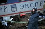 Ulykke. En russisk betjent bevogter ulykkesstedet. 