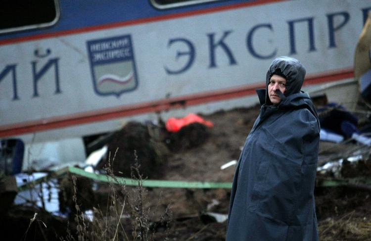 Ulykke. En russisk betjent bevogter ulykkesstedet. 