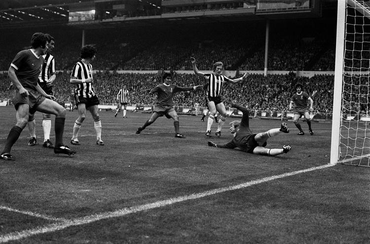 intensitet. Liverpool blev 1980'ernes hold i England, men også mange danskere grundlagde et kærlighedsforhold til 'de røde' gennem tipsfodbolden. Her scorer Kevin Keegan (th) Liverpools tredje mål i FA Cup-finalen i 1974. Arkivfoto. 