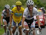 tilfredshed. De to Schleck-brødre befinder sig godt hos Team Saxo Bank. Her omkranser brødrene Tour-vinderen Alberto Contador under årets franske storløb. Arkivfoto. 