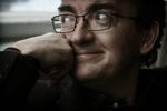 Kulturkamp. Steen Pade er direktør for Københavns teater og har gennem sin karriere skabt sig flere fjender. Vennerne forsvarer dog indædt den mand, de anser for at være dygtig, flittig og dedikeret. 