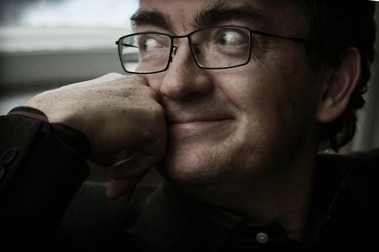 Kulturkamp. Steen Pade er direktør for Københavns teater og har gennem sin karriere skabt sig flere fjender. Vennerne forsvarer dog indædt den mand, de anser for at være dygtig, flittig og dedikeret. 