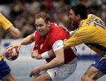 brud. Mads Ø. Nielsen under en kamp for landsholdet mod Sverige. En skadet lillefinger kan komme i vejen for spilelrens EM. Arkivfoto. 