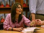 kampklar. Palin trykker en fan i hånden, mens hun signerer 'Going Rogue' på sin landsdækkende bogturné. Er det mon en del af en præsidentkampagne, spekulerer analytikere. 