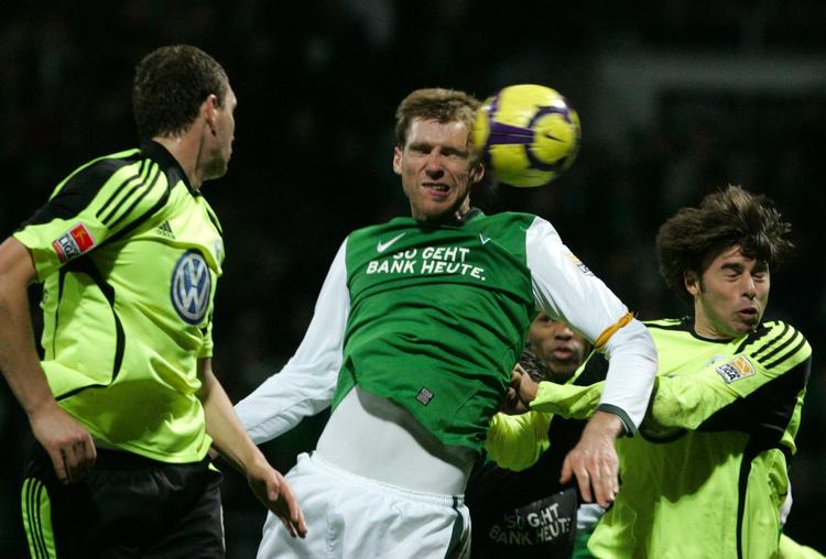 overtid. Per Mertesacker header bolden i mål for Werder og redder dermed uafgjort mod Wolfsburg. 