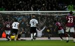 West Hams Carlton Cole (nummer to fra højre) har scoret på straffe mod danske Brian Jensen i Burnleys mål. Danskeren måtte hente bolden i nettet fem gange. 