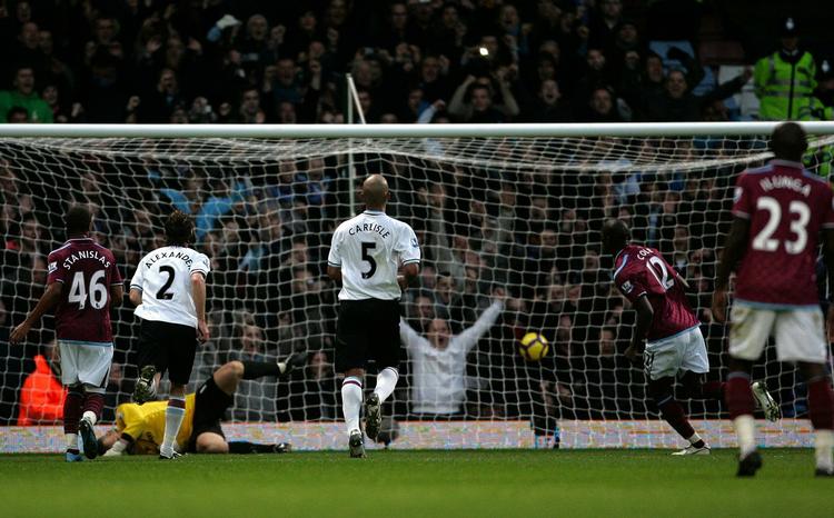 West Hams Carlton Cole (nummer to fra højre) har scoret på straffe mod danske Brian Jensen i Burnleys mål. Danskeren måtte hente bolden i nettet fem gange. 