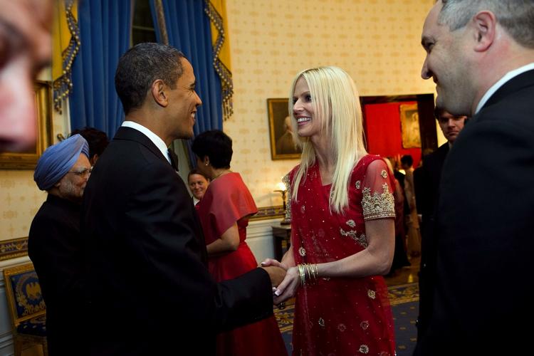 Goddag. Michaele Salahi sneg sig ind til statsmiddag i Det Hvide Hus og hilser her på præsident Obama. Ved hans side står den indiske premiereminister Manmohan Singh. 