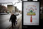 Coca-Colas nye reklame lyser op i gråvejret. Men selskabet har ikke belæg for at smykke sig med grønne fjer, mener miljøorganisationen Nepenthes. 