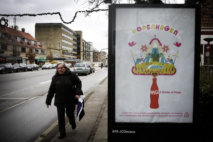Coca-Colas nye reklame lyser op i gråvejret. Men selskabet har ikke belæg for at smykke sig med grønne fjer, mener miljøorganisationen Nepenthes. 