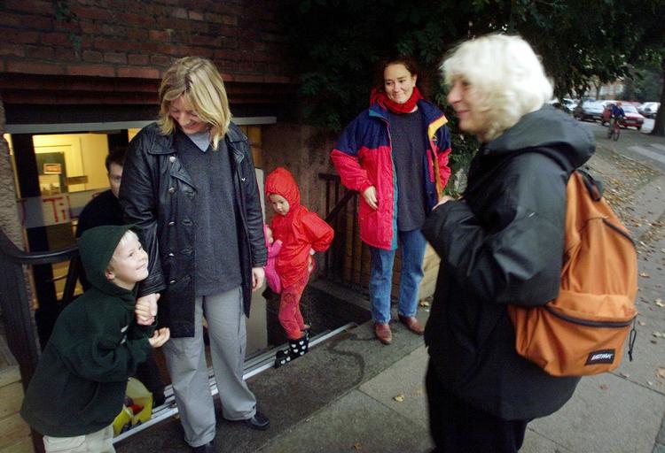 Forældre på barrikaderne i København. Arkivfoto 