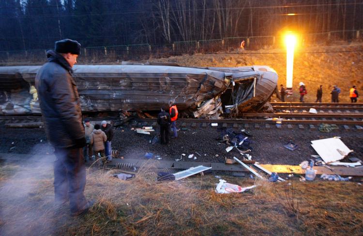 Katastrofe. En russisk politibetjent bevogter en af de beskadigede togvogne efter afsporingen nord for Moskva. 