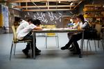 Ligeværd. Lærernes rolle i folkeskolen handler ikke længere om at skabe lighed blandt eleverne, men om at behandle dem ligeværdigt. Men kan lærerne overkomme det? 