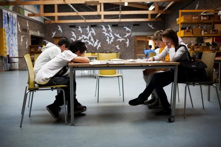 Ligeværd. Lærernes rolle i folkeskolen handler ikke længere om at skabe lighed blandt eleverne, men om at behandle dem ligeværdigt. Men kan lærerne overkomme det? 