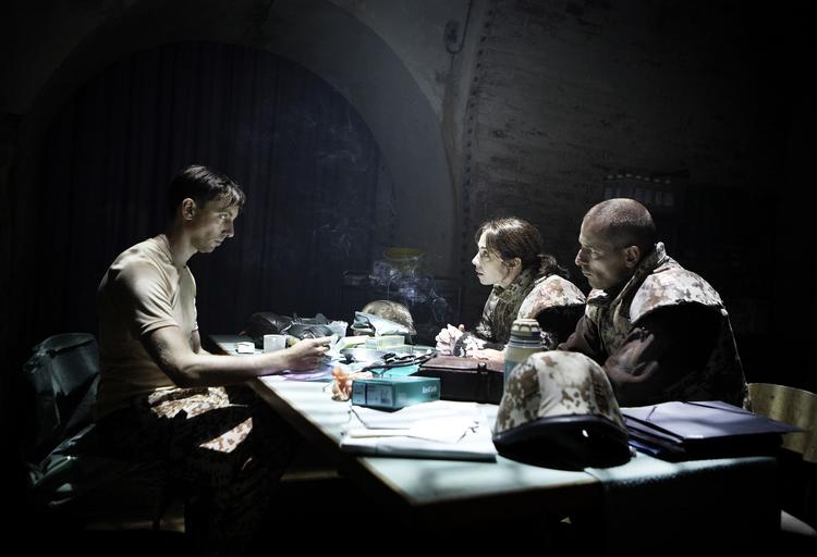 Søndagsmystik. Sarah Lund (Sofie Gråbøl) og Ulrik Strange (Mikael Birkkjær) er på sviptur til Helmandprovinsen for at afhøre lægen Frederik Holst (Mads Wille). Men han er (vist) ikke morderen. Foto: Tine Harden/DR 