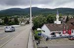 Omstridt. Her er den så,  minareten på det tyrkiske kulturhus i den lille by Wangen i Schweiz. Netop denne minaret førte til dagens folkeafstemning. 