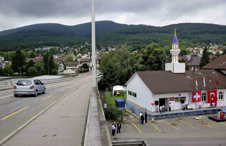 Omstridt. Her er den så,  minareten på det tyrkiske kulturhus i den lille by Wangen i Schweiz. Netop denne minaret førte til dagens folkeafstemning. 