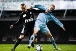 Duel.  Andrei Sidorenkov fra SønderjysKe og Randers FC's Søren Pedersen (til højre) i nærkamp. 