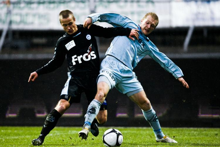 Duel.  Andrei Sidorenkov fra SønderjysKe og Randers FC's Søren Pedersen (til højre) i nærkamp. 