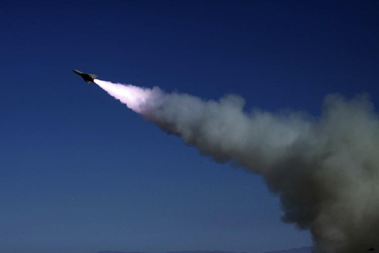 Atomfrygt. Iransk militær affyrer et missil under en øvelse, som gik ud på at beskytte landets atomanlæg. FN frygter, at Iran er i gang med at udvikle atomvåben. 