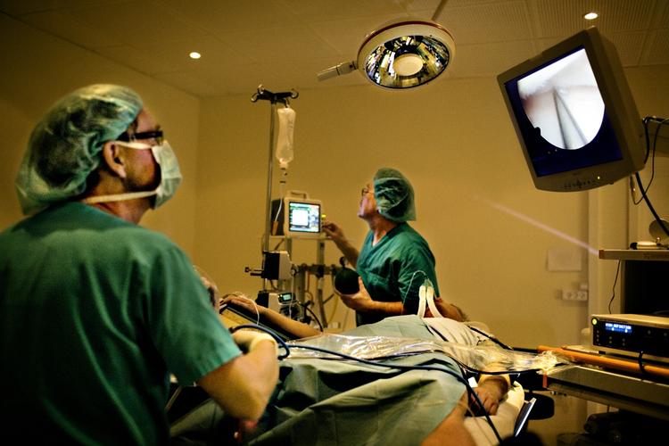 Overbetaling. Regeringen har været for gavmild ved de private hospitaler, der har fået for mange penge for operationerne, mener Rigsrevisionen. 