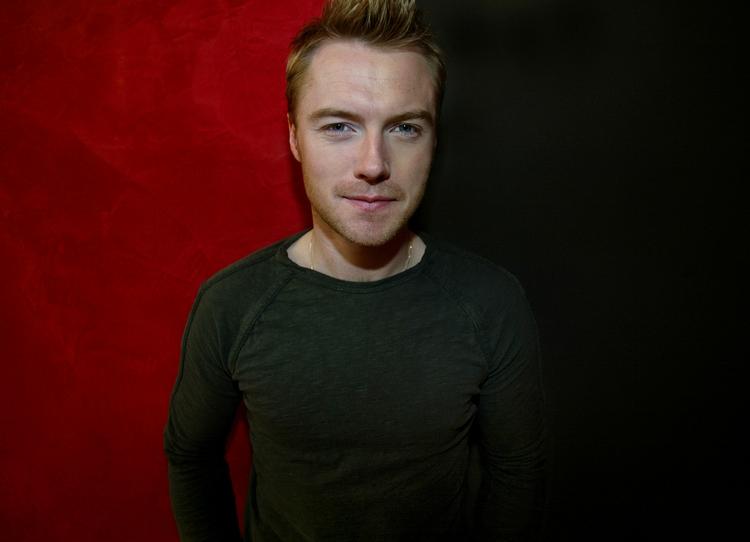 Ronan Keatings søndagsskoleudgaver af 'Silent Night' og 'Have Yourself A Merry Little Christmas' giver forstoppelse, meget tidligt på sæsonen. 