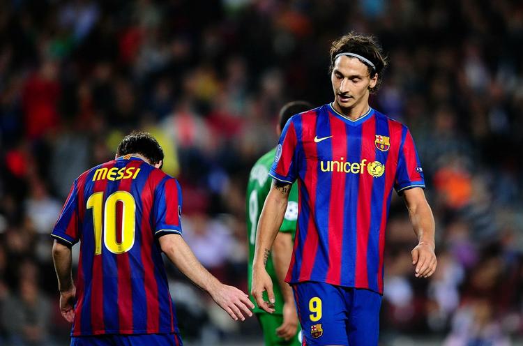 stjernedyst. Svenske Zlatan Ibrahimovic (th) og argentineren Lionel Messi kommer angiveligt ikke særlig godt ud af det med hinanden. Og det kan ses på fodboldbanen, mener eksperter. 