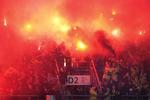 røgfyldt. Brøndbyfans fik standset kampen i Århus mod AGF med røg fra romerlys. 