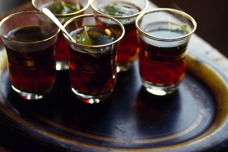 Te med mynte og pinjekerner