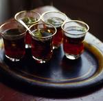 Te med mynte og pinjekerner