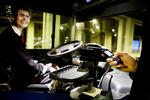 Trafikselskaberne i hovedstaden smider to træer oven i hatten, når passagererne køber en sms-billet i december. Her er det dog et billede fra FynBus, der var først med mobil-billettterne. 