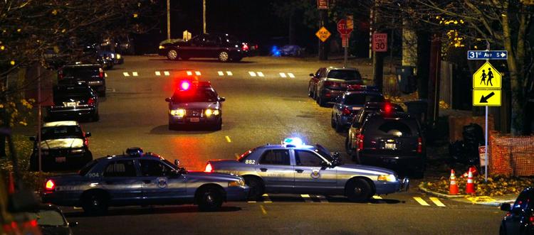 Politiet har omringet et område af Seattle-forstaden Leschi, hvor de mener,at den formodede firedobbelte politimorder Maurice Clemmons befinder sig. 