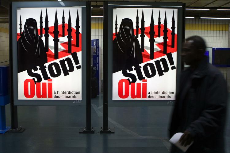FOLKEAFSTEMNING. Plakater opfordrer til at stemme for forbuddet mod minareter i Schweiz under valgkampen. 