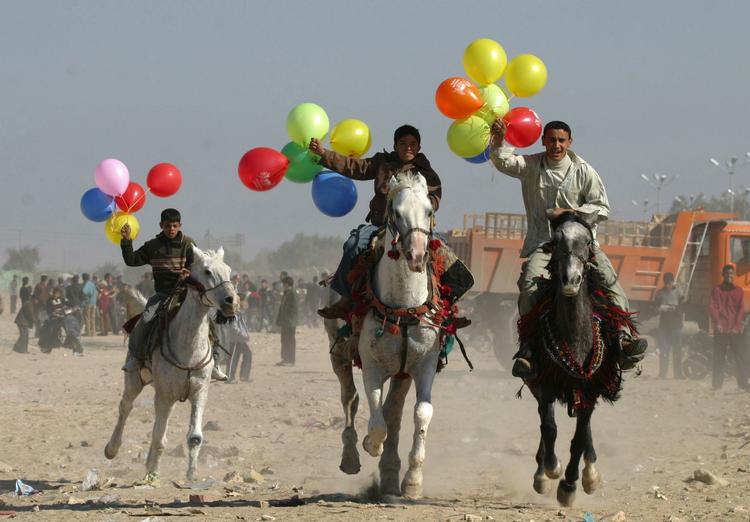 Fest. Irakiske drenge fejrer højtiden Eid. De kan glæde sig over, at det er blevet mere fredeligt at bo i Irak. 