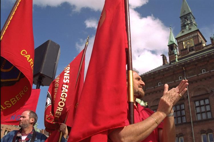 Talmagi. Den seneste storkonflikt på det private arbejdsmarked foregik i 1998, hvor billedet her stammer fra. De seneste 50 år er storkonflikter løbet af stablen med 12-13 års mellemrum - og til næste år er der gået 12 år siden 1998. (Arkivfoto) Foto: Thomas Borberg 