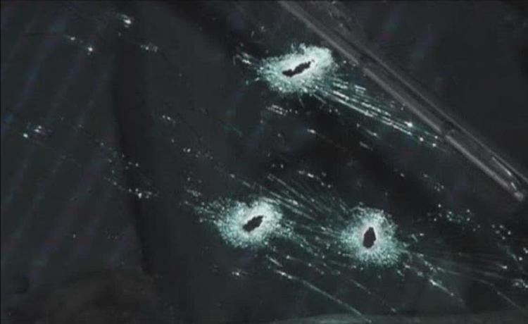 Skuddræbt. En betjent affyrede natten til tirsdag tre skud mod en biltyv i Kalundborg. Manden i bilen blev ramt og døde ifølge statsadvokaten af skuddene, før han forulykkede i den stjålne bil. 