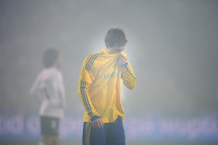 indhyllet. Massiv røgudvikling stoppede kampen mellem AGF og Brøndby, da Brøndby-fans satte ild til omkring 40 romerlys. 